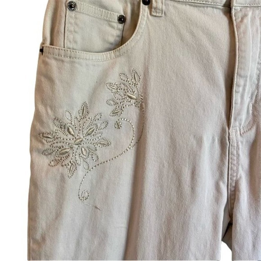 Bill Blass Stretch Capris Pants with Embroidered Accents Size 10 - Picture 3 of 11
